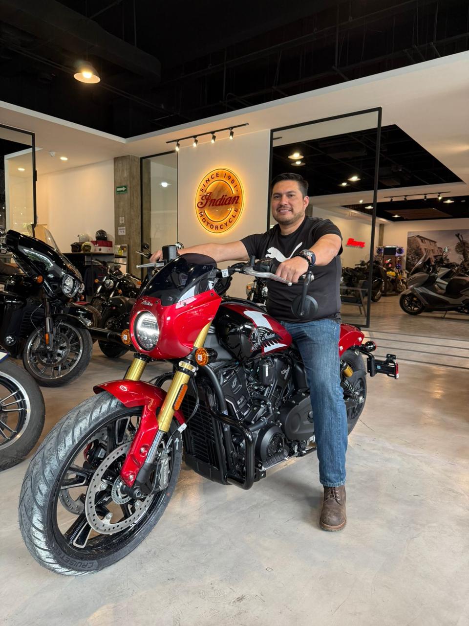 Martin Rivero con su Indian 101 Scout 2025 roja en la agencia Indian Motorcycle Satélite