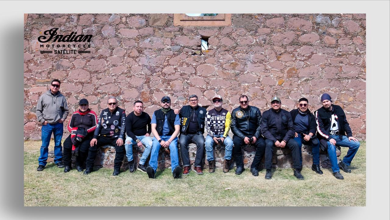 Grupo de motociclistas Indian durante la rodada a La Muralla, Querétaro