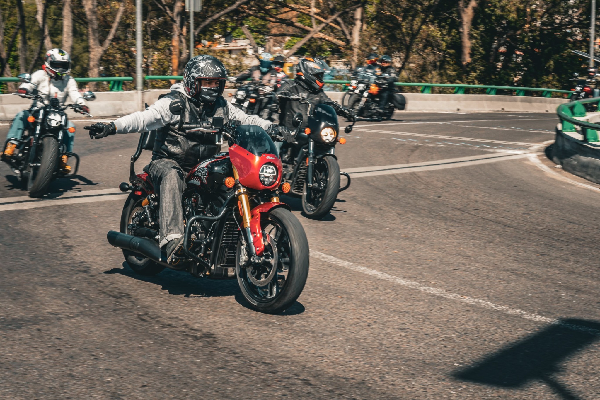 Martin rodando en su motocicleta Indian roja rumbo a Zempoala, Hidalgo